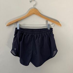 LULULEMON low rise lined short 2.5”